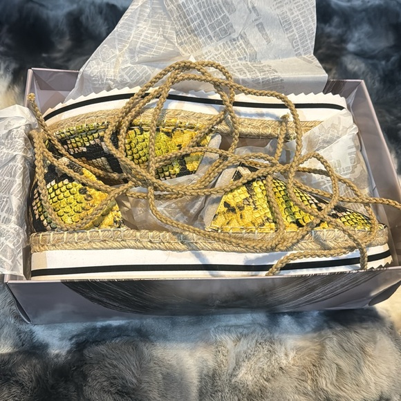 NWT Jennifer Lopez Size 10 Yellow Multi Snake Print Tie Around The Leg Slip On - Picture 4 of 9